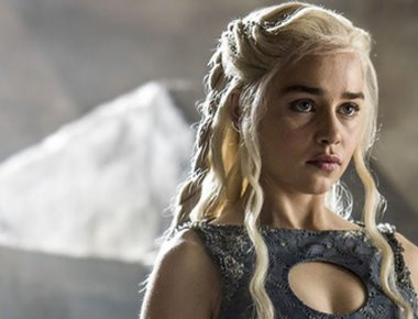 Emilia Clarke: Η «Μητέρα των Δράκων» βρίσκεται στην Ελλάδα (φωτό)